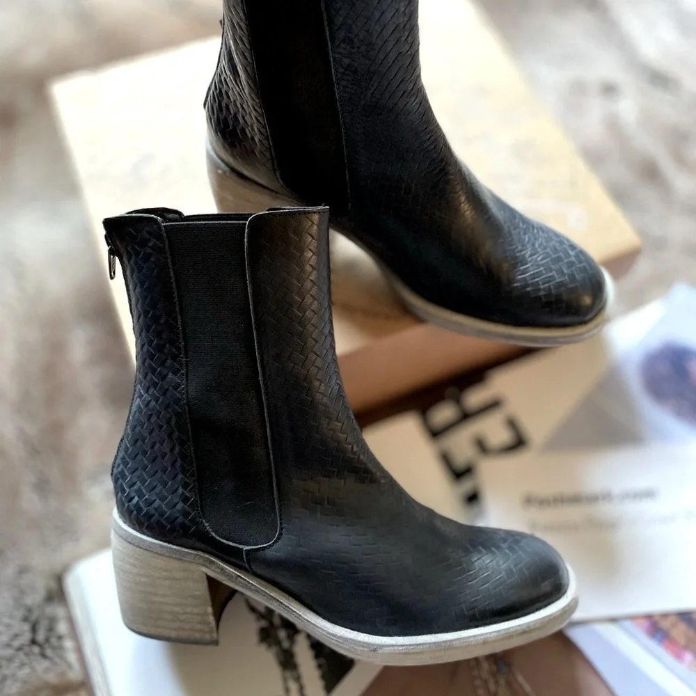 Free People Essential Chelsea Boots - Picture 12 of 15